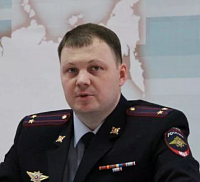 "Ворвался в зал и самовольно занял трибуну" "Ворвался в зал и самовольно занял трибуну"