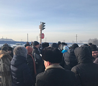 Жители Новокузнецкого района заблокировали технологическую дорогу разреза "Березовский" Жители Новокузнецкого района заблокировали технологическую дорогу разреза "Березовский"