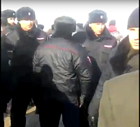Дорога разреза Березовский снова заблокирована жителями. Полиция начала аресты и задержания. Дорога разреза Березовский снова заблокирована жителями. Полиция начала аресты и задержания.