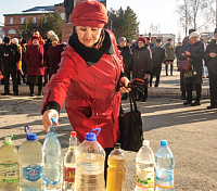 В Тайге состоялась акция против некачественной воды. Пришли сотни горожан. В Тайге состоялась акция против некачественной воды. Пришли сотни горожан.