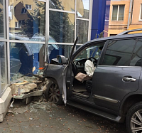 В Кемерово Lexus снес елку и врезался в здание В Кемерово Lexus снес елку и врезался в здание