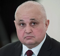 Босоногий Кузбасс, пьющий пиво перед телевизором Босоногий Кузбасс, пьющий пиво перед телевизором