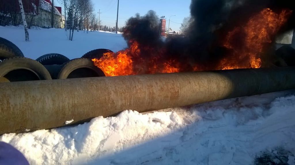 Трубы зимой. Перемерзание трубопровода. Разорвало трубы от Мороза. КАМАЗЫ которые отогревают трубы. Изоляция горящей трубы.